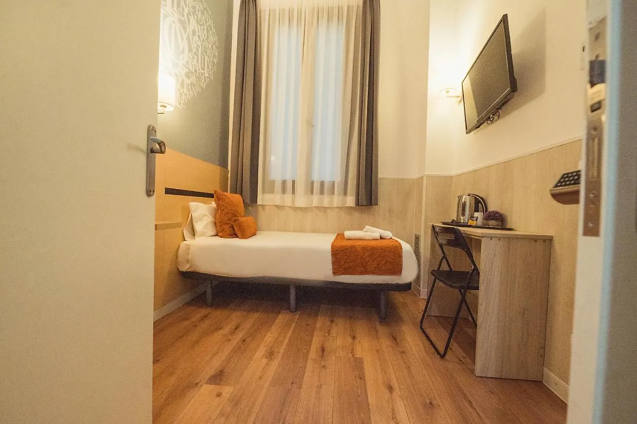 Hostal Live Natura Barcelona (Adults Only) 2*,  İspanya