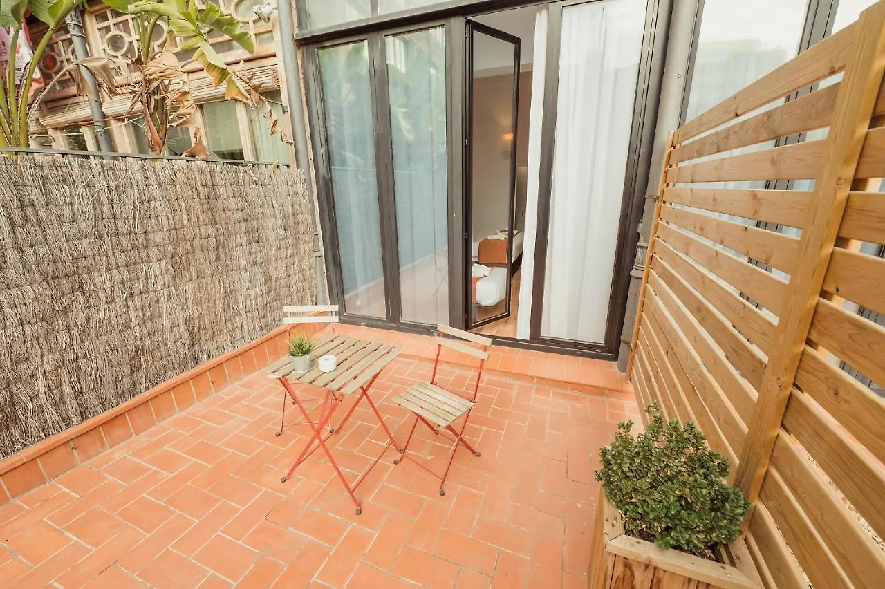 Konukevi Hostal Live Natura Barcelona (Adults Only)