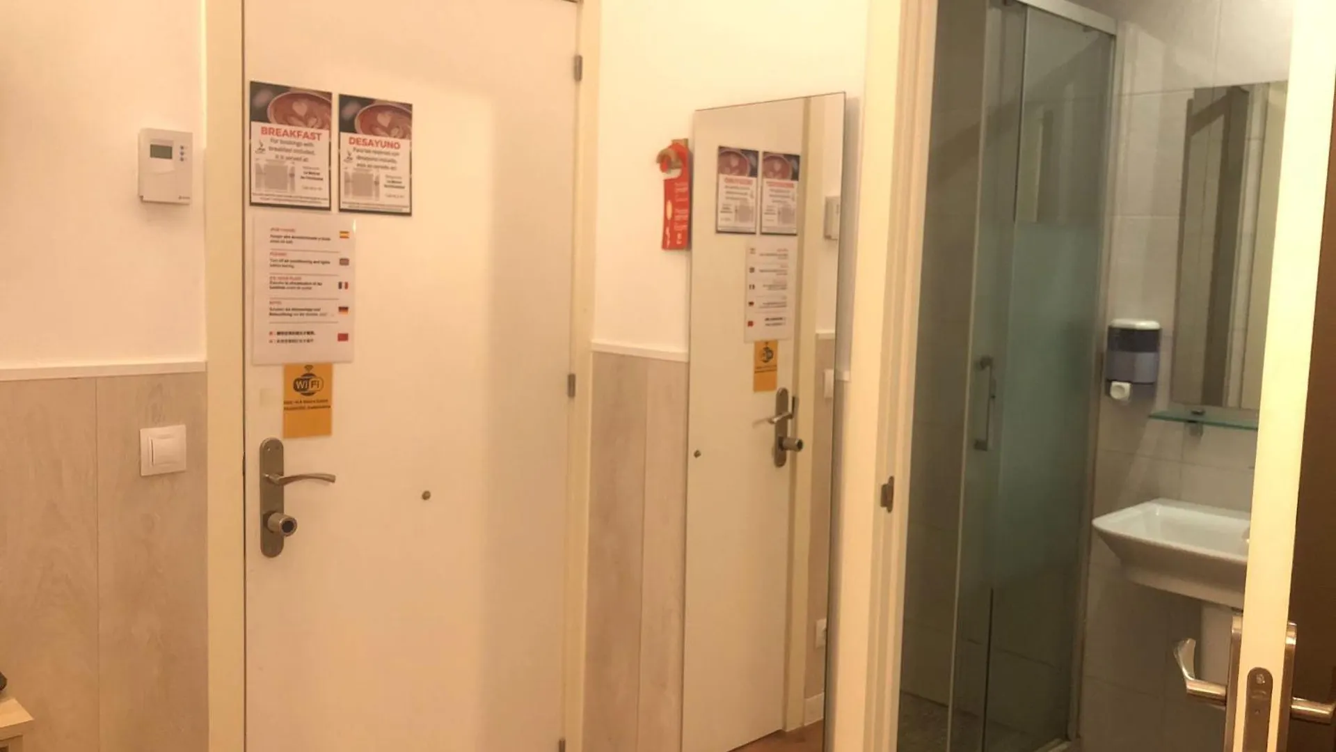 Hostal Live Natura Barcelona (Adults Only) 2*,  İspanya