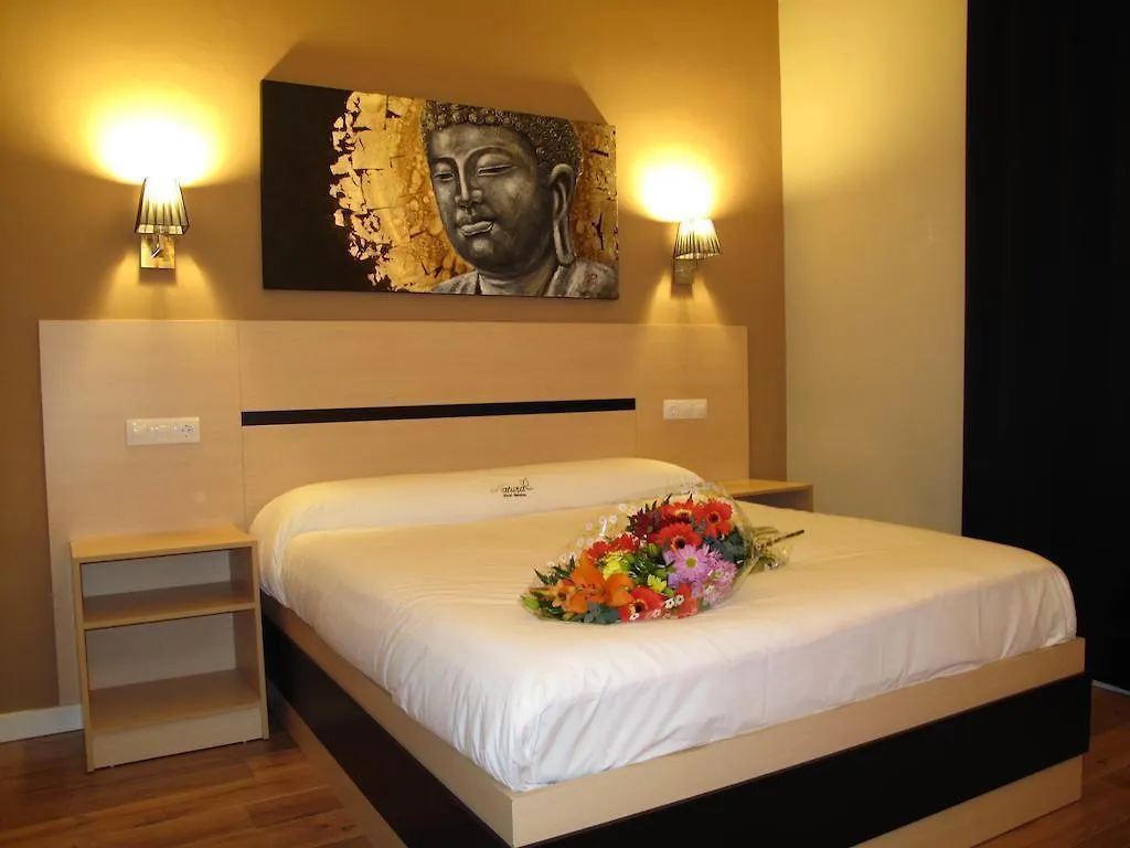 Konukevi Hostal Live Natura Barcelona (Adults Only)