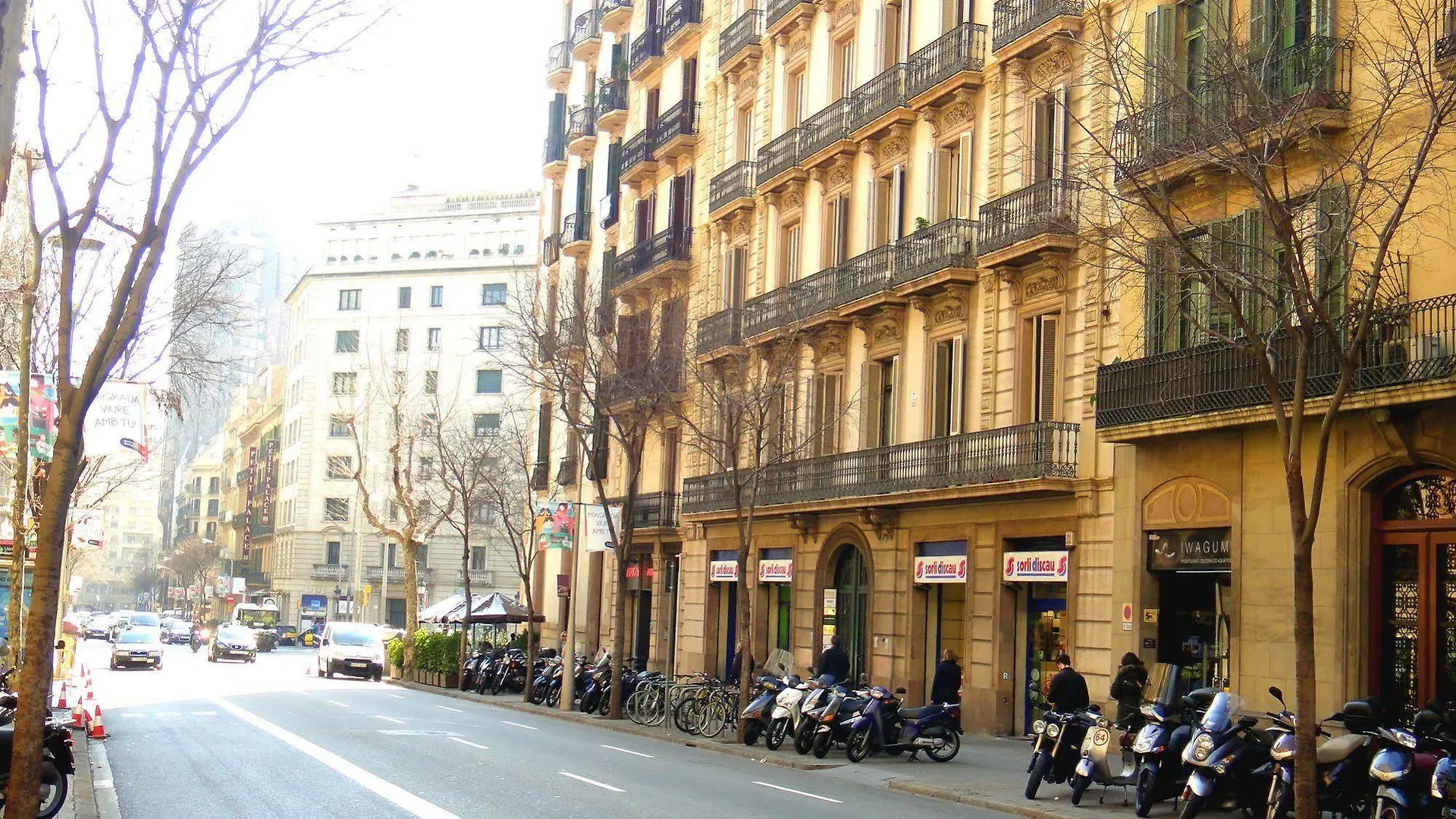 Konukevi Hostal Live Natura Barcelona (Adults Only)